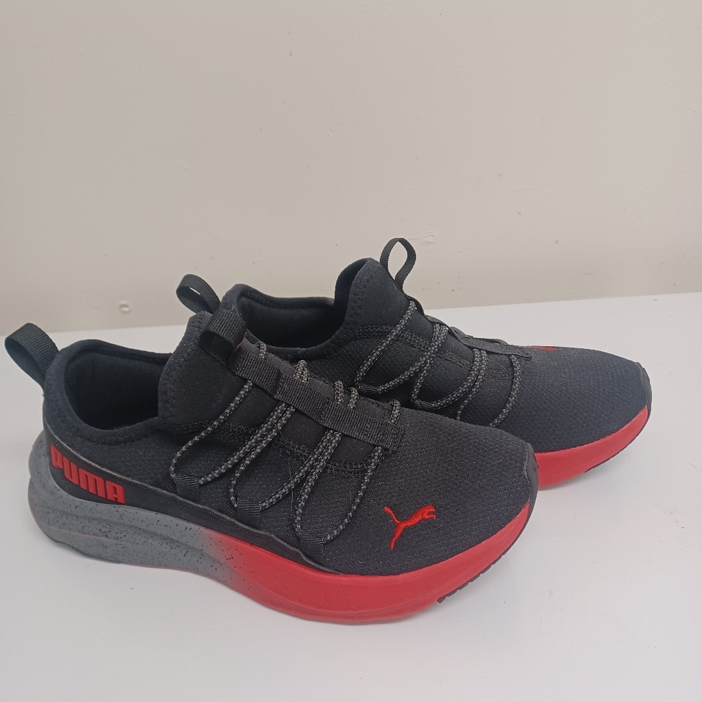 Puma Kids Size 6 Black and Red Sneakers